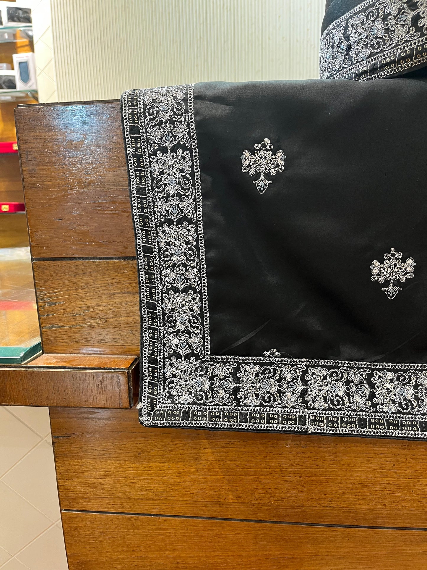 Groom Black Safa Turban & Shawl Set | Velcro Adjustable Sherwani Pagri with Grey Embroidery