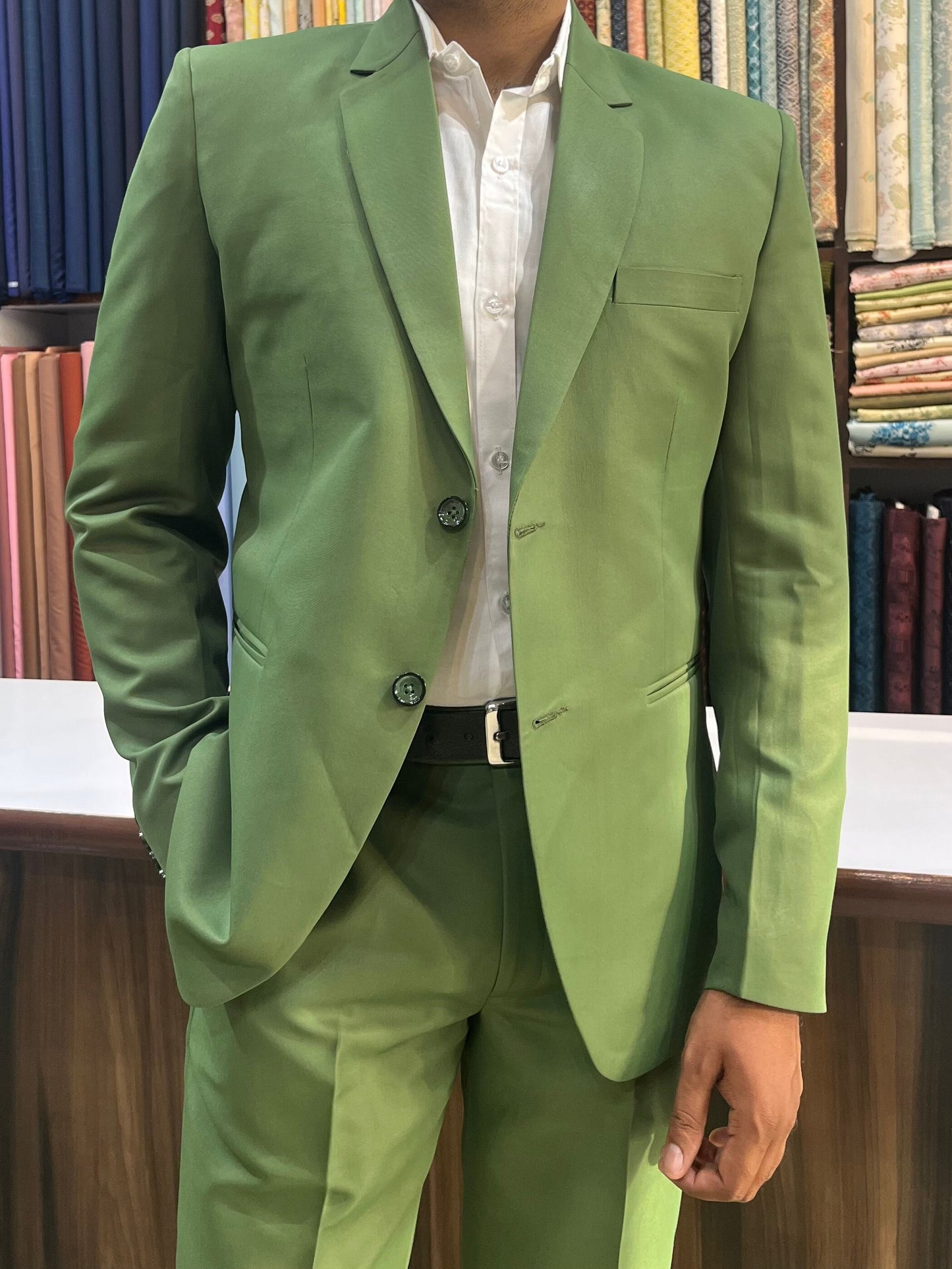 Green Two-Piece Suit: Stylish Wedding Groom Wear