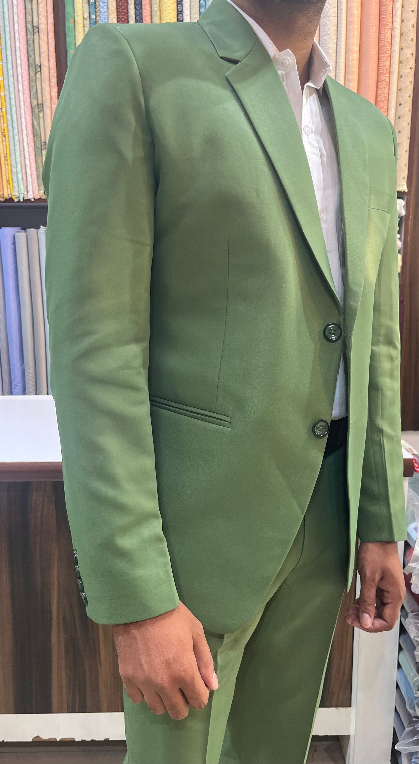 Green Two-Piece Suit: Stylish Wedding Groom Wear