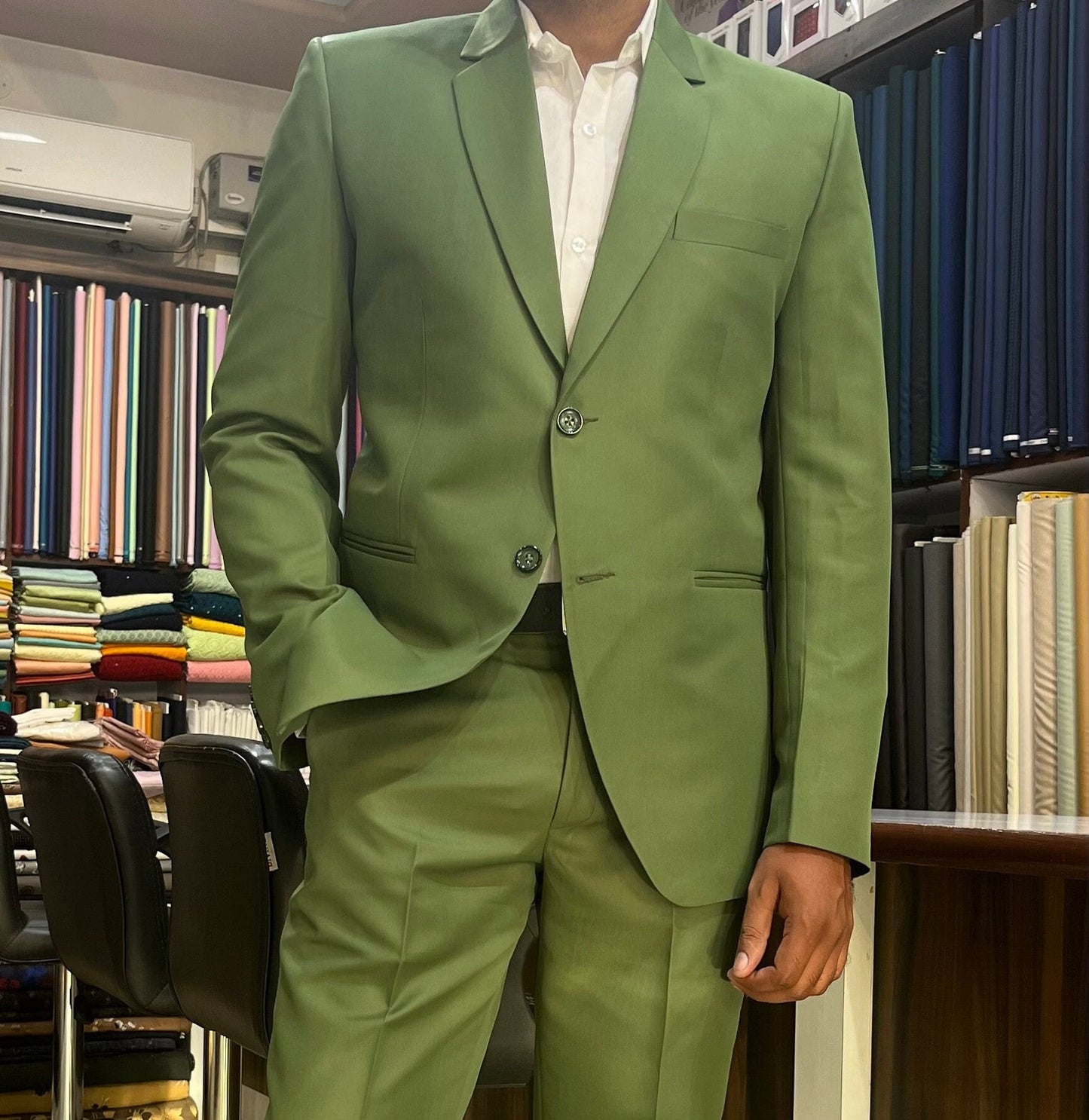 Green Two-Piece Suit: Stylish Wedding Groom Wear