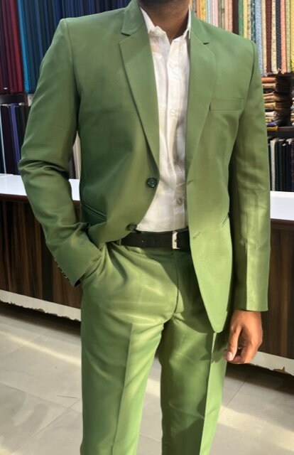 Green Two-Piece Suit: Stylish Wedding Groom Wear