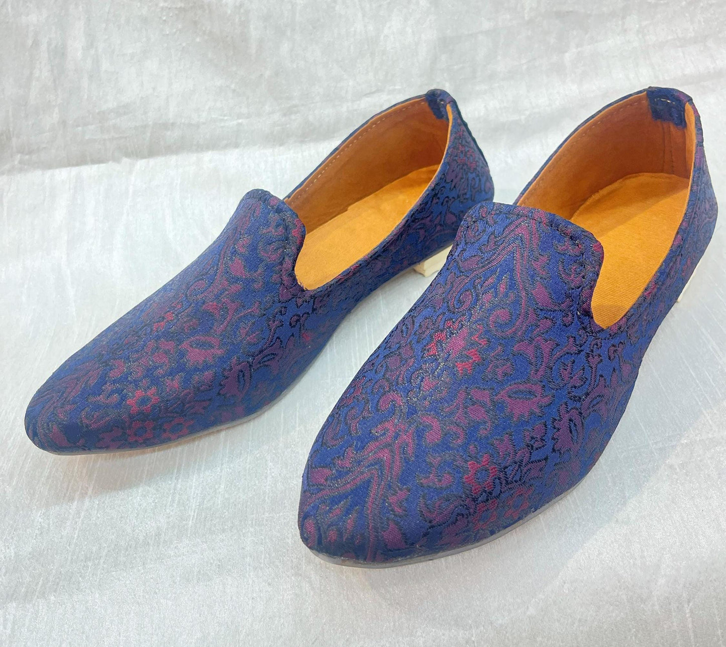 Indian Wedding Shoes: Embroidered Groom Mojari Jutti