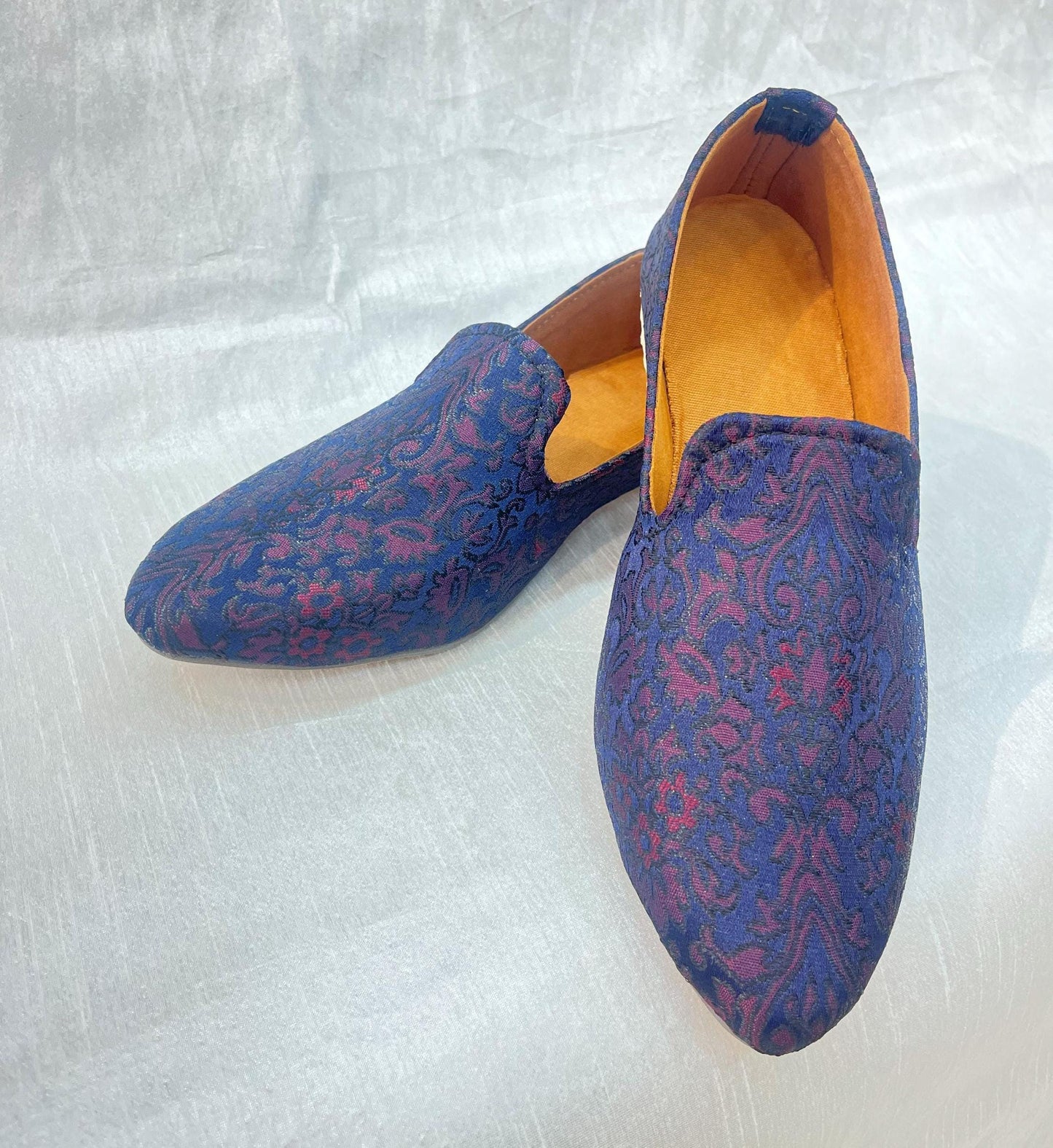 Indian Wedding Shoes: Embroidered Groom Mojari Jutti