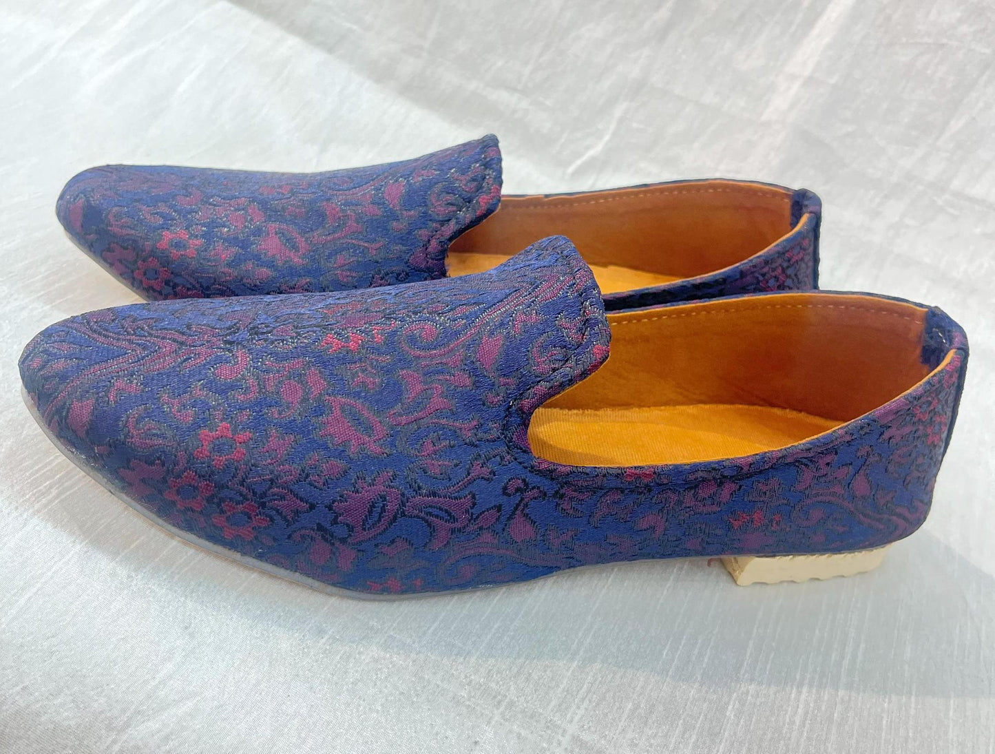 Indian Wedding Shoes: Embroidered Groom Mojari Jutti