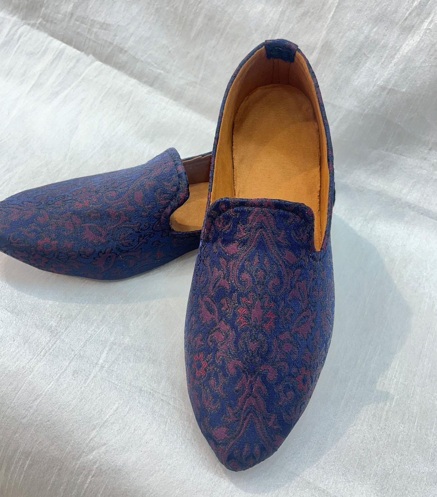 Indian Wedding Shoes: Embroidered Groom Mojari Jutti