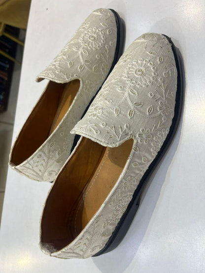 Embroidered White Groom Mojari Shoes: Indian Wedding Footwear