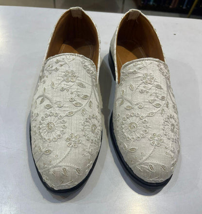 Embroidered White Groom Mojari Shoes: Indian Wedding Footwear