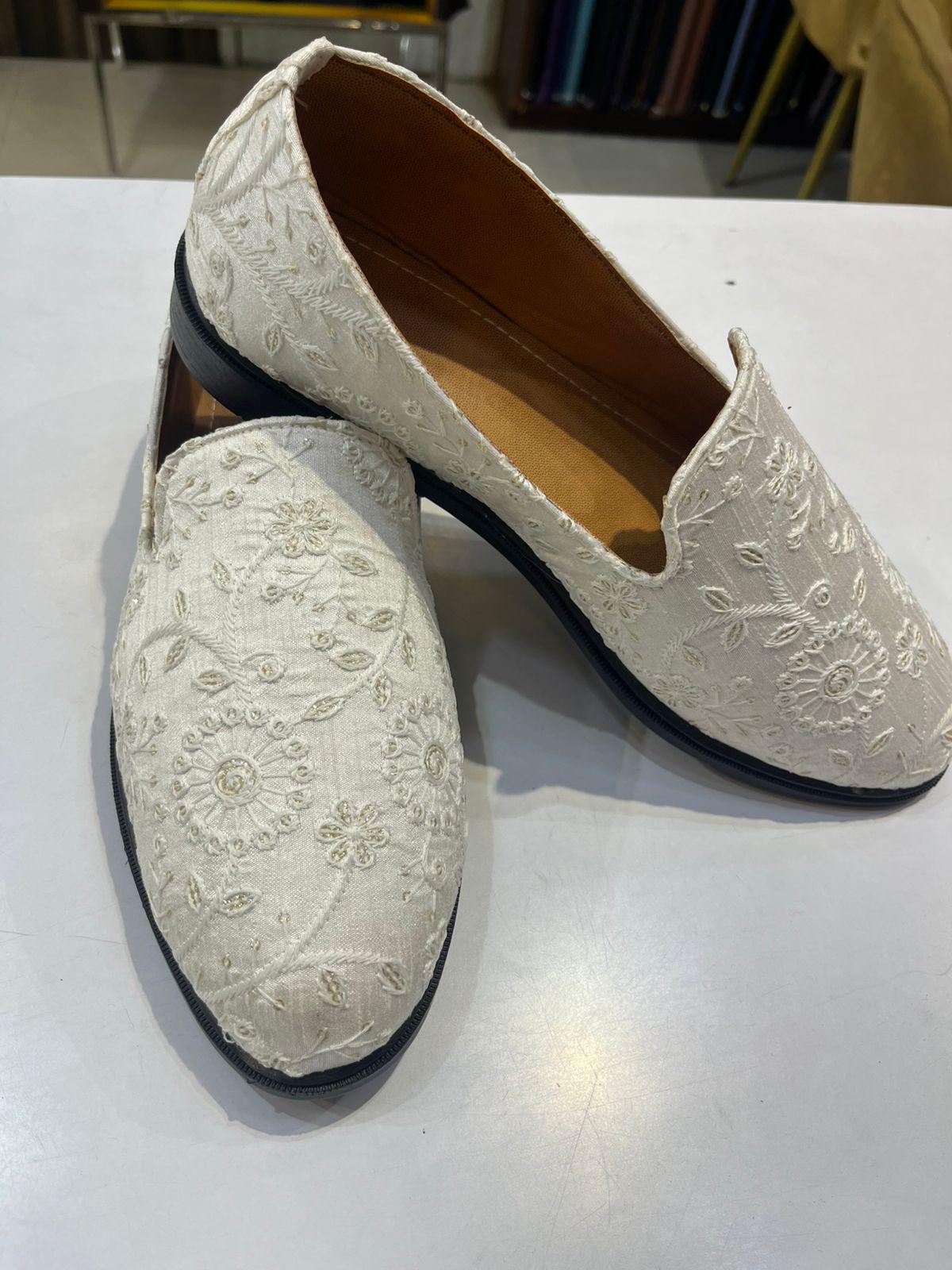 Embroidered White Groom Mojari Shoes: Indian Wedding Footwear