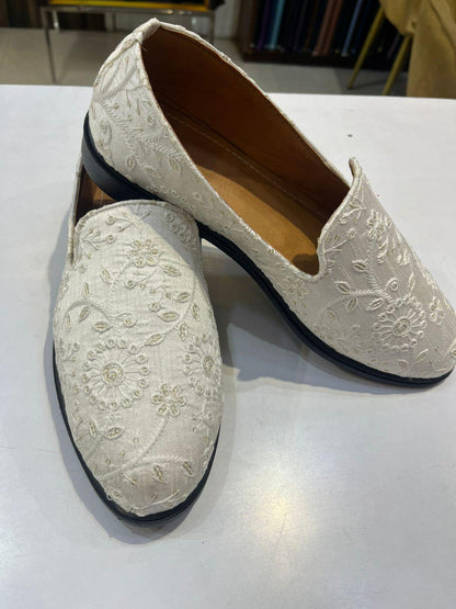 Embroidered White Groom Mojari Shoes: Indian Wedding Footwear