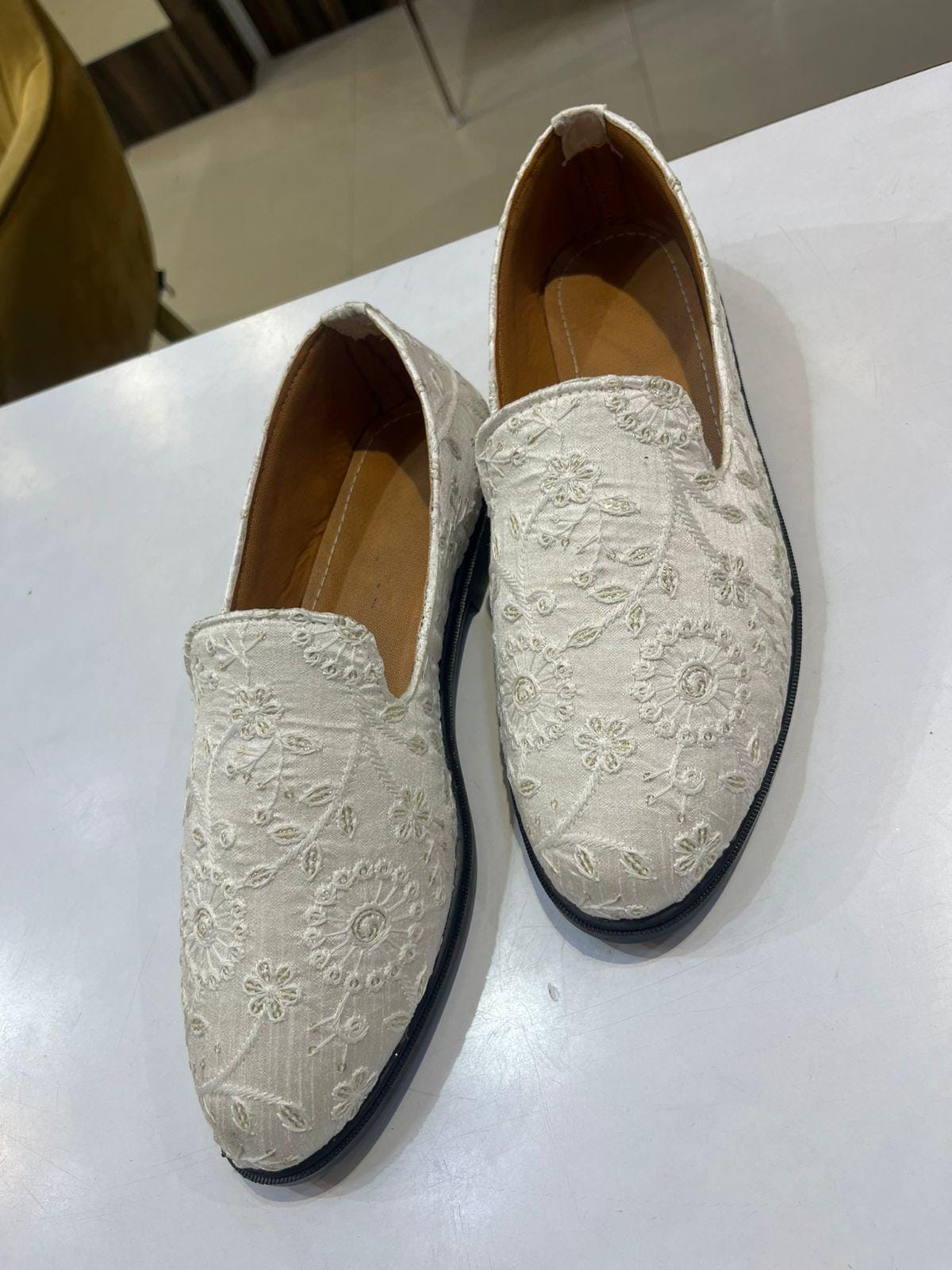 Embroidered White Groom Mojari Shoes: Indian Wedding Footwear