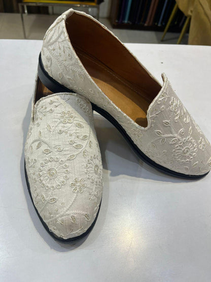 Embroidered White Groom Mojari Shoes: Indian Wedding Footwear