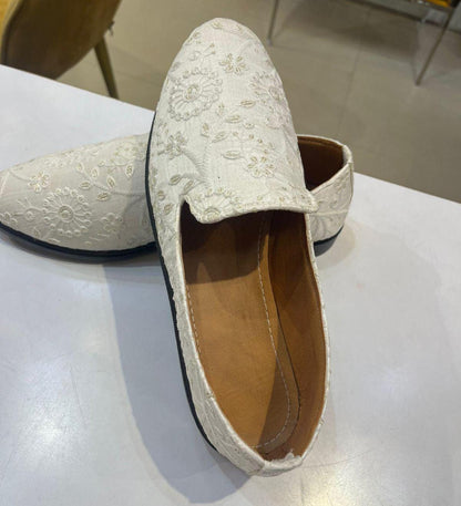Embroidered White Groom Mojari Shoes: Indian Wedding Footwear